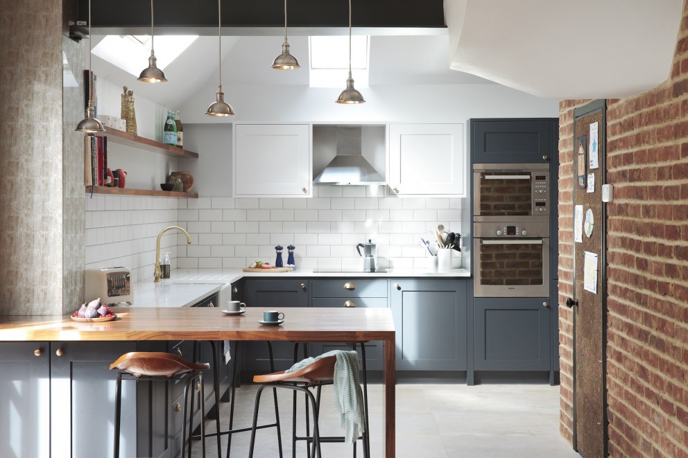 Muswell Hill refurbishment | The open kitchen and breakfast bar | Interior Designers